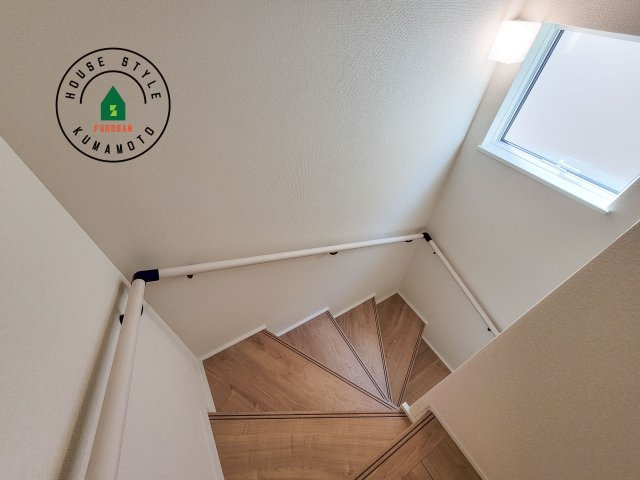 熊本市北区八景水谷3丁目第1-3棟（1号棟）の内装|＜手すり付階段＞手すりがないと階段の昇り降りで危険なことはもちろん、壁に手をつきながら歩くことで壁紙が汚れやすくなります。すべての方に快適に昇り降りしていただくため、手すりを設置しました。