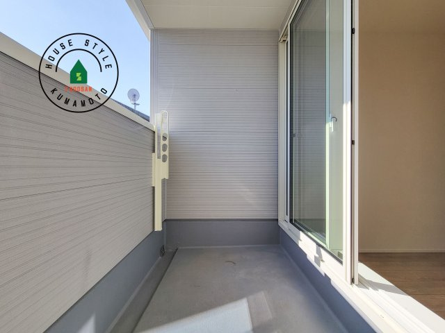 熊本市北区八景水谷3丁目第1-3棟（1号棟）のバルコニー|風をしっかりと感じられるバルコニーでは、毎日が洗濯日和です。広々としているので洗濯も楽しくなるでしょうし、気分転換にバルコニーからの眺めを楽しむのもいいでしょう。