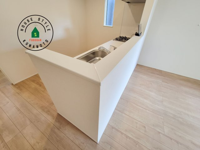 熊本市北区八景水谷3丁目第1-3棟（1号棟）のダイニング|キッチンから立ち込める香りが今日の料理を期待させます。