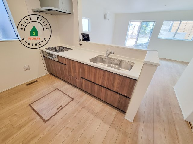 熊本市北区八景水谷3丁目第1-3棟（1号棟）のキッチン|ダイニングテーブルへの配膳がラクラク、お料理はかどるカウンター付きシステムキッチン！