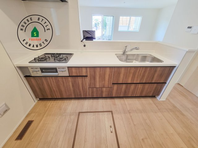 熊本市北区八景水谷3丁目第1-3棟（1号棟）のキッチン|ご家族を近くに感じられる対面キッチンのLDK。会話もはずみそうですね。