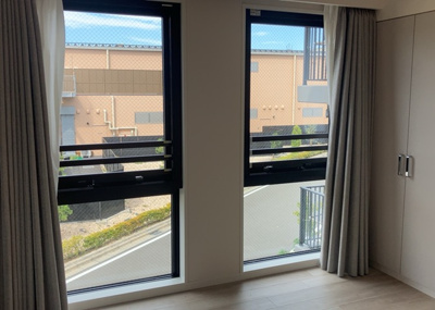 【洋室】 | エクセレントマスターズ八王子中楽坊 | 洋室のメリットは重い家具が置きやすく、身の回りが整理しやすいことです。 床がフローリングのため畳とは異なり凹みにくいです。 クローゼットなど収納が豊富で、普段使わない旅行カバンや服の整頓も簡単にです。