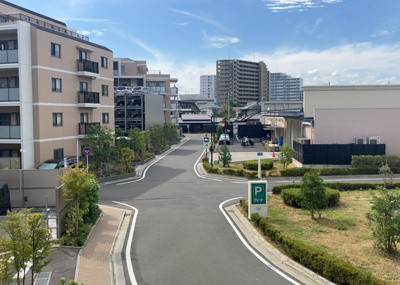 【展望】 | エクセレントマスターズ八王子中楽坊 | 眺望の良さを楽しめるダイニングキッチンで家族団らんの時間を過ごしてはいかがでしょうか。バルコニーから見える景色を家族で眺める時間は、時間が経つのを忘れてしまいそうですね。是非、現地を見に行きましょう！