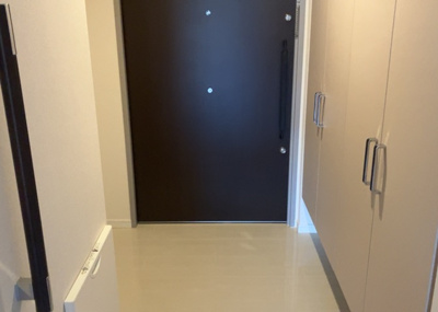 【玄関】 | エクセレントマスターズ八王子中楽坊 | 玄関は家の顔でもあり、家族以外の目にも止まる場所です。玄関は外との間を仕切る扉、靴などをしまっておく収納スペース、靴脱ぎのたたきスペース、来客とのやり取りをするドアホンなど複数のアイテムからなります。