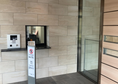 【エントランス】 | エクセレントマスターズ八王子中楽坊 | マンションのエントランスには、もともと風よけや防犯の役割がありますが、マンションによって宅配ボックスなどの設備が備わっている所もあります。日々の生活をイメージしながら生活しやすさをチェックしましょう。