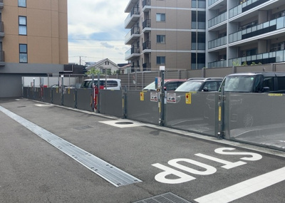 【駐車場】 | エクセレントマスターズ八王子中楽坊 | 車一台あたりに必要なスペースは、標準サイズの普通自動車で横幅2m50cm、長さ5mは必要になります。ただし、乗降のことも考慮して横幅3m30cm、長さ5m50cmほどは確保できるところを選びましょう。