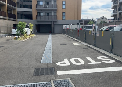 【駐車場】 | エクセレントマスターズ八王子中楽坊 | 駐車場と明記されていても、最小スペースでつくられた駐車場だと大型車は駐車できなかったり、出入りしにくくなったりする可能性があります。お車のサイズと購入したい物件の駐車場のサイズを現地で確認しましょう。