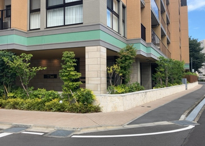 【中庭】 | エクセレントマスターズ八王子中楽坊 | 中庭（パティオ）とは、一つの建築物の内部に設けられた、壁などで囲われている庭のことを指します。コの字型、ロの字型が主流ですが、L字型の中庭もあります。最近では、インテリア性の高さからも人気があります。