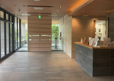 【受付】 | エクセレントマスターズ八王子中楽坊 | 受付はマンションコンシェルジュがいる場合もあれば、管理人が滞在する小部屋を総称して呼ぶことがあります。主にエントランスに設置されていることから、防犯面でも期待ができます。防犯設備がない場合はより安心！
