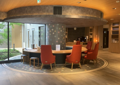 【ロビー】 | エクセレントマスターズ八王子中楽坊 | ラウンジは、マンションの共用スペースに椅子やテーブルなどを配置した利用者が寛げる空間です。屋内型ラウンジと屋外型ラウンジがあります。共用部分の管理状況と合わせて、詳細については現地でご確認ください。