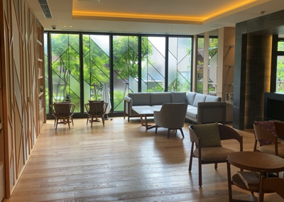 【ロビー】 | エクセレントマスターズ八王子中楽坊 | ロビーというと、エントランスと何がちがうの？と思いますよね。実はロビーとエントランスには明確な決まりはありません。物件によっては、エントランスを入って広がるある程度の広さのある空間がロビーとなります。