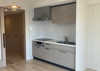 【キッチン】 | エクセレントマスターズ八王子中楽坊 | L型アイランドタイプは、キッチンからダイニングにもリビングにも目が行き届くので、とても使いやすい配置です。L字型独立タイプは、キッチンを独立させてるためLDKというよりもLDといった様なイメージです。