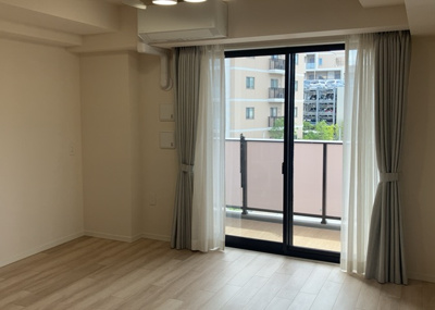 【居間・リビング】 | エクセレントマスターズ八王子中楽坊 | 直線タイプはLとDKを一直線に並べた形で対面キッチンのタイプです。一般的なのでよく見かけるかもしれません。直線タイプに似た直接アイランドタイプは、キッチンとダイニングの間に壁がない分広く感じられます。