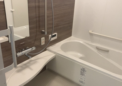 【浴室】 | エクセレントマスターズ八王子中楽坊 | 入浴時の快適さも大事なことですが、綺麗な状態を維持できなければ気持ちよく入浴できません。毎日の掃除が楽という点は大事なポイントになります！カビが生えにくく掃除がしやすい、壁や浴槽を選ぶといいでしょう。