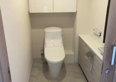 【トイレ】 | エクセレントマスターズ八王子中楽坊 | トイレは大きさや形、機能、抗菌性などが異なる多種多彩なタイプが各メーカーから出ています。それぞれに良さがあるため、事前にどういったタイプのトイレがいいのかをご家庭内で決めて、内見に行くといいでしょう。