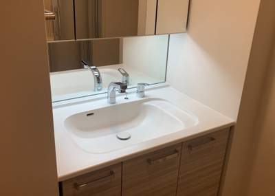 【独立洗面台】 | エクセレントマスターズ八王子中楽坊 | 洗面化粧台では顔を洗ったり、身だしなみを整えることが本来の使い方ですが、用途によっては洗面化粧台に求められる機能が違ってくるため、ご自身や家族のライフスタイルに合ったものを選ぶことをおすすめ致します。