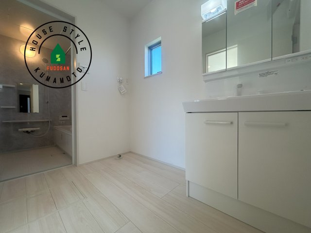 熊本市北区八景水谷3丁目第1-3棟（2号棟）の内観：施工例|ゆとりの洗面スペースで朝の身支度もスムーズに。暮らしを快適に変えるシャワー付洗面台です！