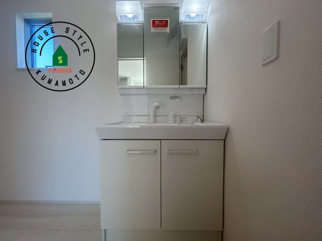 熊本市北区八景水谷3丁目第1-3棟（2号棟）の内観：施工例|毎日使うものだから清潔な空間を保ちたい水回り。洗面にはそんな願いを解消させてくれる収納アイデアが満載です。三面鏡の裏側にはキャビネットが現れ小物から背の高い物まで収納できます。