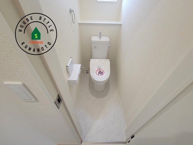 熊本市北区八景水谷3丁目第1-3棟（2号棟）の内観：施工例|温水洗浄便座を完備しております。2ヶ所にトイレがあるのは朝の慌ただしい時間も安心です。