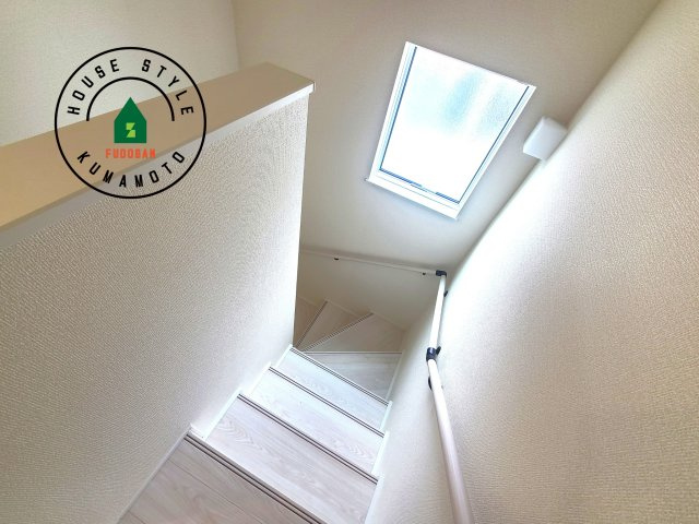 熊本市北区八景水谷3丁目第1-3棟（2号棟）の内観：施工例|＜手すり付階段＞手すりがないと階段の昇り降りで危険なことはもちろん、壁に手をつきながら歩くことで壁紙が汚れやすくなります。すべての方に快適に昇り降りしていただくため、手すりを設置しました。