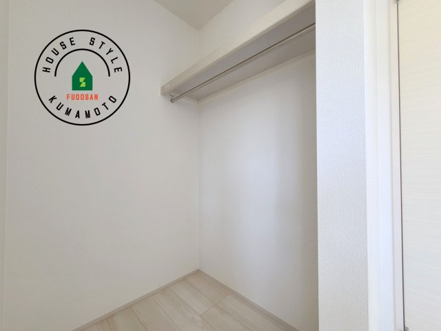 熊本市北区八景水谷3丁目第1-3棟（2号棟）の内観：施工例|洋服や大きな荷物が多い方や人数の多いご家族などは、一般的なクローゼットよりもウォークインクローゼットのほうが使い勝手が良いです。