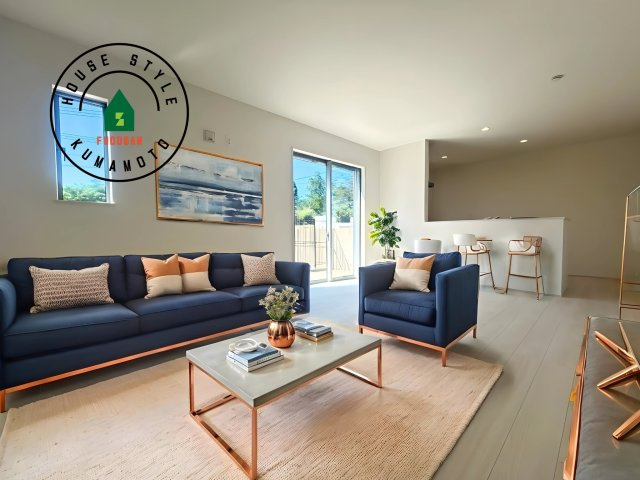 熊本市北区八景水谷3丁目第1-3棟（2号棟）の内観：施工例|キッチンからリビングをしっかり確認できます。家族の笑顔があふれる空間になりそうですね。※家具はCGを合成したものです。