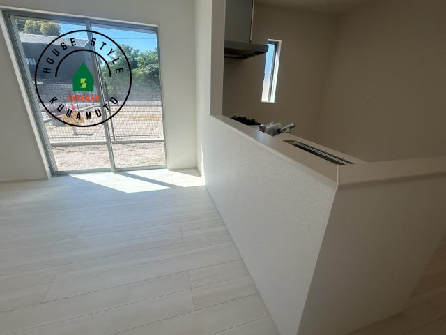 熊本市北区八景水谷3丁目第1-3棟（2号棟）の内観：施工例|キッチンから立ち込める香りが今日の料理を期待させます。