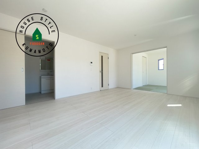 熊本市北区八景水谷3丁目第1-3棟（2号棟）の内観：施工例|多くの時間を過すことになるリビングだからこそ、いつも穏やかな空間・解放感が味わえ毎日が充実します。