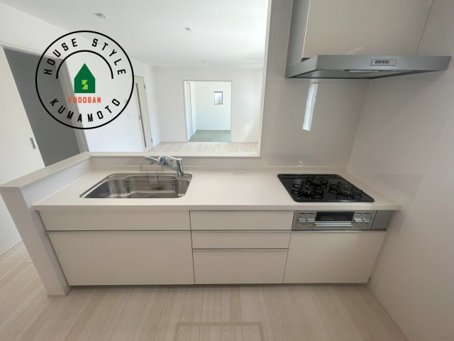 熊本市北区八景水谷3丁目第1-3棟（2号棟）の内観：施工例|ご家族を近くに感じられる対面キッチンのLDK。会話もはずみそうですね。