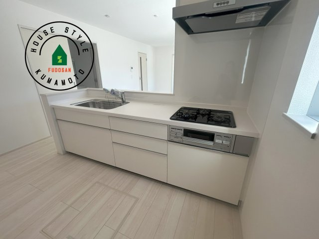 熊本市北区八景水谷3丁目第1-3棟（2号棟）の内観：施工例|ダイニングテーブルへの配膳がラクラク、お料理はかどるカウンター付きシステムキッチン！