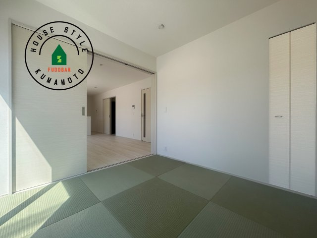 熊本市北区八景水谷3丁目第1-3棟（2号棟）の内観：施工例|和室を上手に活用すると暮らし方の幅が広がります。例えば普段は開け放して、子供の小さいうちはお昼寝や遊びのスペースに。畳はソフトなので転んでもケガをしにくく安心です