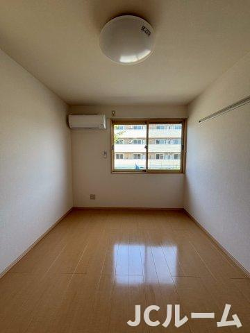 柏崎市三和町のアパートの洋室