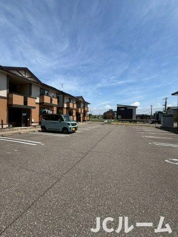 柏崎市三和町のアパートの駐車場