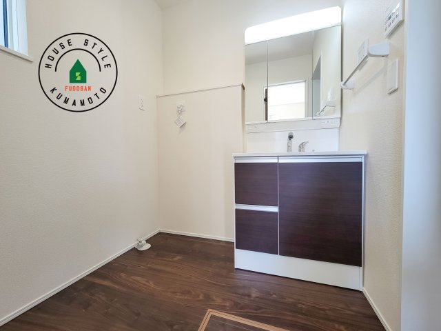 熊本市北区八景水谷3丁目第1-3棟（3号棟）の脱衣所|ゆとりの洗面スペースで朝の身支度もスムーズに。暮らしを快適に変えるシャワー付洗面台です！