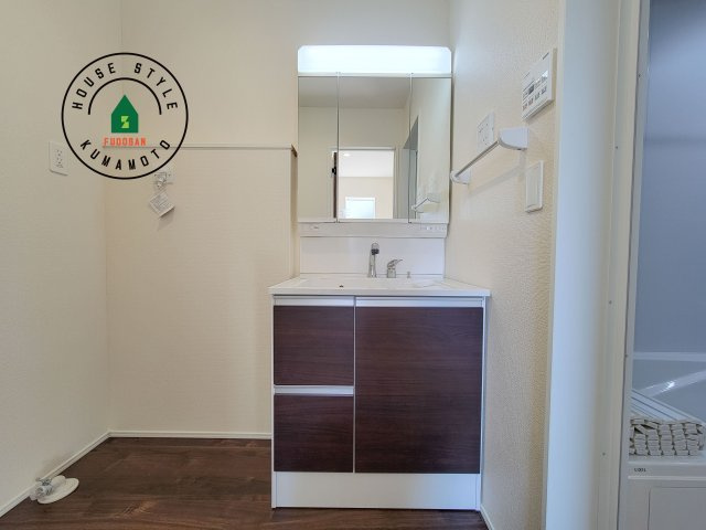 熊本市北区八景水谷3丁目第1-3棟（3号棟）の独立洗面台|毎日使うものだから清潔な空間を保ちたい水回り。洗面にはそんな願いを解消させてくれる収納アイデアが満載です。三面鏡の裏側にはキャビネットが現れ小物から背の高い物まで収納できます。