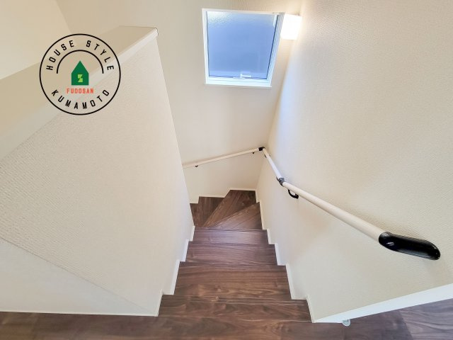 熊本市北区八景水谷3丁目第1-3棟（3号棟）の内装|＜手すり付階段＞手すりがないと階段の昇り降りで危険なことはもちろん、壁に手をつきながら歩くことで壁紙が汚れやすくなります。すべての方に快適に昇り降りしていただくため、手すりを設置しました。