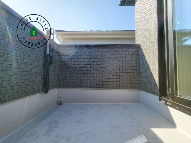 熊本市北区八景水谷3丁目第1-3棟（3号棟）の外観：施工例|風をしっかりと感じられるバルコニーでは、毎日が洗濯日和です。広々としているので洗濯も楽しくなるでしょうし、気分転換にバルコニーからの眺めを楽しむのもいいでしょう。