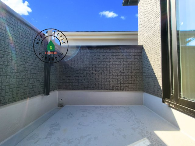 熊本市北区八景水谷3丁目第1-3棟（3号棟）のバルコニー|風をしっかりと感じられるバルコニーでは、毎日が洗濯日和です。広々としているので洗濯も楽しくなるでしょうし、気分転換にバルコニーからの眺めを楽しむのもいいでしょう。