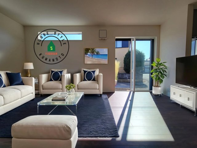 熊本市北区八景水谷3丁目第1-3棟（3号棟）の内観：施工例|明るく開放的なリビングダイニングは豊かな陽光が注ぎ込み、やすらぎの空間を演出してくれます。ご家族で楽しいひとときをお過ごし下さい。※家具はCGを合成したものです。