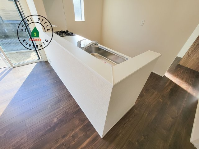 熊本市北区八景水谷3丁目第1-3棟（3号棟）の内観：施工例|キッチンから立ち込める香りが今日の料理を期待させます。