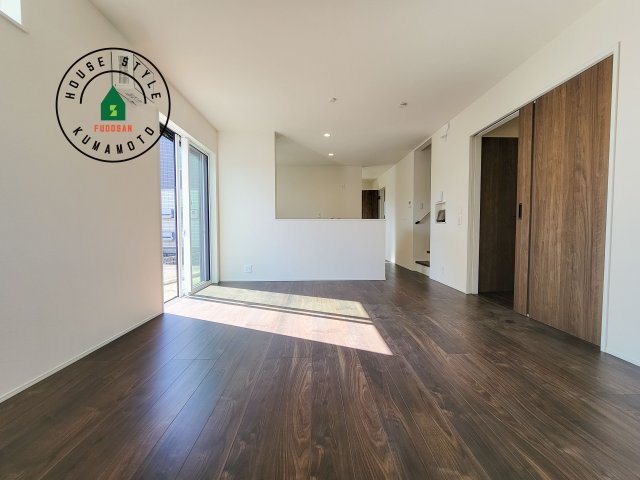 熊本市北区八景水谷3丁目第1-3棟（3号棟）の内観：施工例|キッチンからリビングをしっかり確認できます。家族の笑顔があふれる空間になりそうですね。