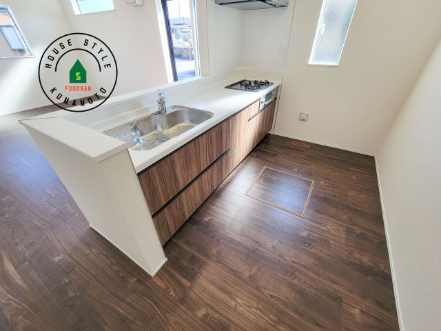 熊本市北区八景水谷3丁目第1-3棟（3号棟）の内観：施工例|ご家族を近くに感じられる対面キッチンのLDK。会話もはずみそうですね。