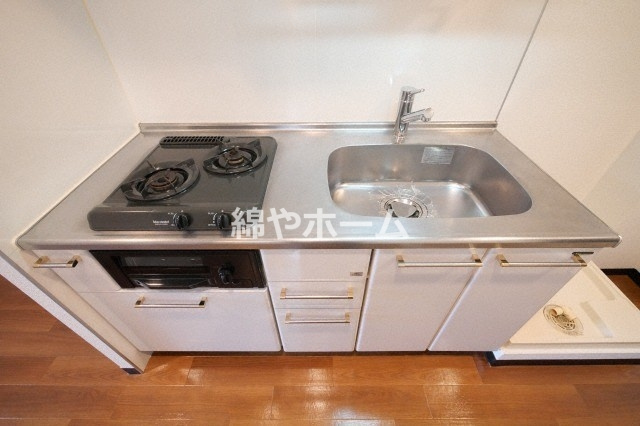 東小橋Ⅱ番館のキッチン|コンパクトなキッチンで掃除もラクラク