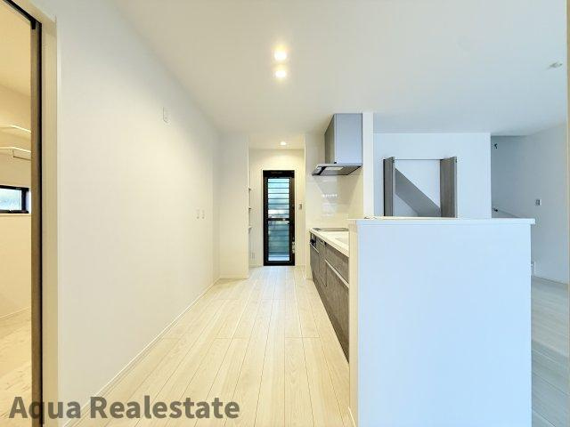 オール電化デザイナーズハウス丸亀市城東町建売④の居間・リビング|家族団欒の場所としてゆったりと居心地の良いリビングです。