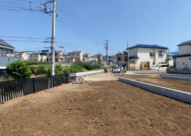 【外観】 | 家を建てる場合、方位は要チェックです。現実的に日当たりのよい家ならばリビングは南側、建築基準法でも北側に当たる家への配慮は求められています。土地を見学に行く際は、方位磁針を持って行くようにしましょう。