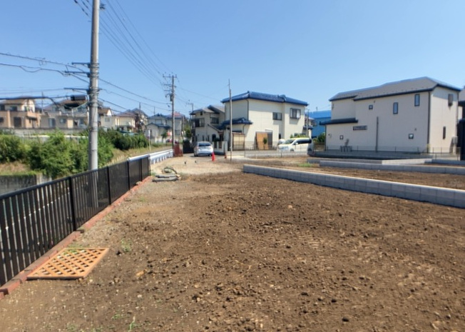 【外観】 | 土地を買う際、住む地域の自治体や福祉の補助制度にも注目してみましょう。子供や老人の医療補助やゴミ出しのルールなど、自治体によってルールに大きな違いがあるため、暮らしやすい土地で判断するとよいでしょう。
