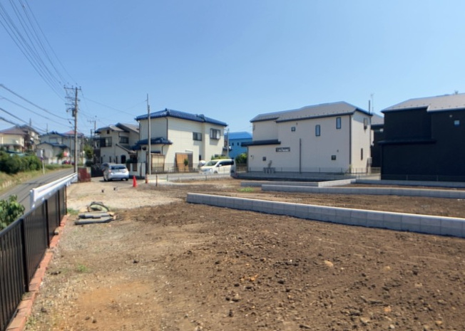 【外観】 | 土地の前の道路に消火栓が設置されていることがあります。この場合、道路交通法第45条第1項により、駐車禁止の場所が指定されています。そのため、車庫などの駐車スペースをつくることができない場合があります。