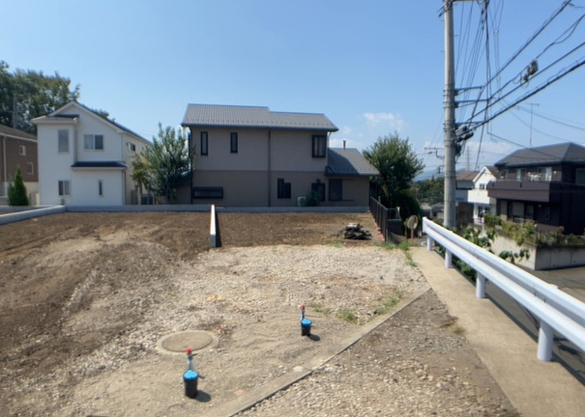 【外観】 | 現地に行くなら、物件の周囲の地形がどうなっているかを見ることも大切です。周辺より低くなっている土地では、大雨などで水が集まりやすいため、地盤が弱くなっているということも考えられるため、注意が必要です。