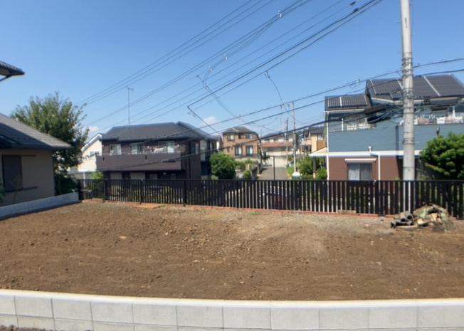 【外観】 | 人が暮らすうえで日光は大切な要素となります。日当たりの良さは譲れないポイントですね。併せて近くに大きな建築物の建築予定がないか、あるいはそれが可能な土地が近くにないか事前に確認することもお勧めします。