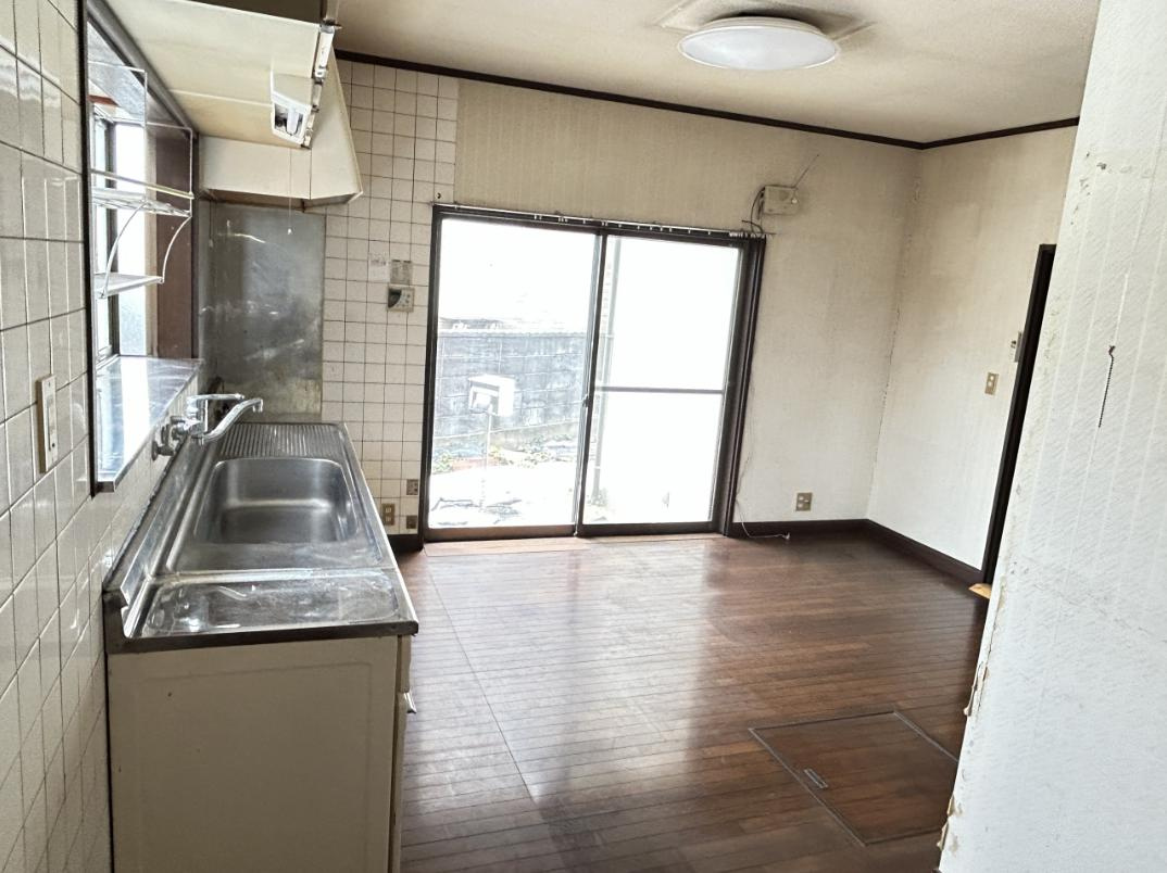 ひたちなか市大字足崎　中古戸建のキッチン|広々とした作業スペースなので休日はお子様と一緒に並んでご飯を作るのも楽しそうですね♪